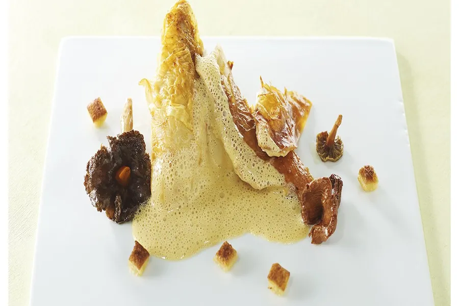 Poularde de culoiseau rôtie, champignons sauvages, sauce albuféra