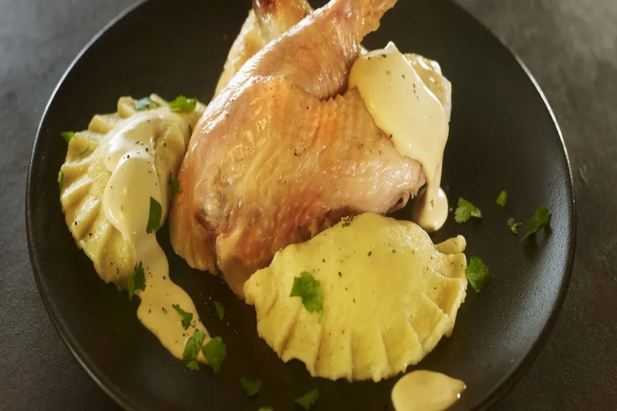 Poulet fumé cuit en terre d'argile