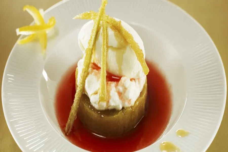 Presse de confiture de rhubarbe et fromage blanc aux éclats de meringues, quenelle de glace citron yuzu
