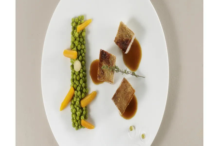 Quasi de veau, petits pois carottes mijotés dans son jus