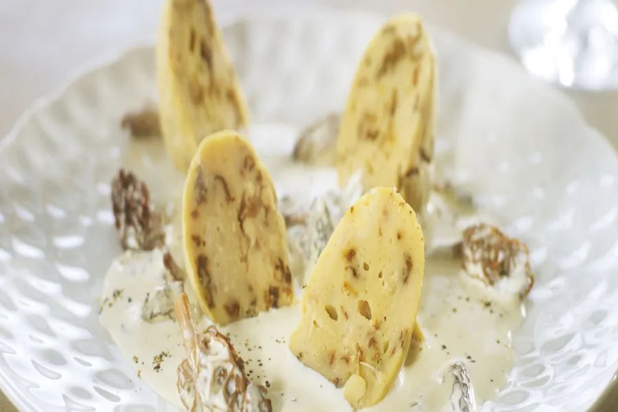 Quenelles de brochet, sauce morilles