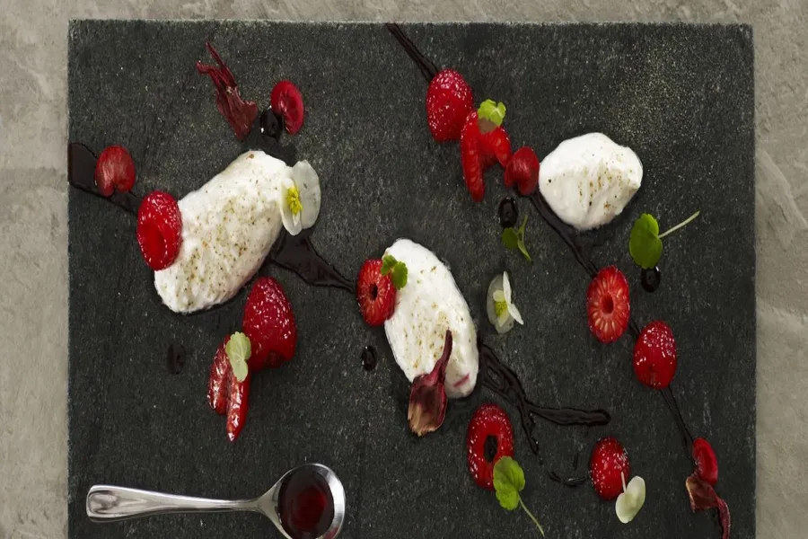 Quenelles de faisselle rians au poivre long, framboises et jus d'hibiscus
