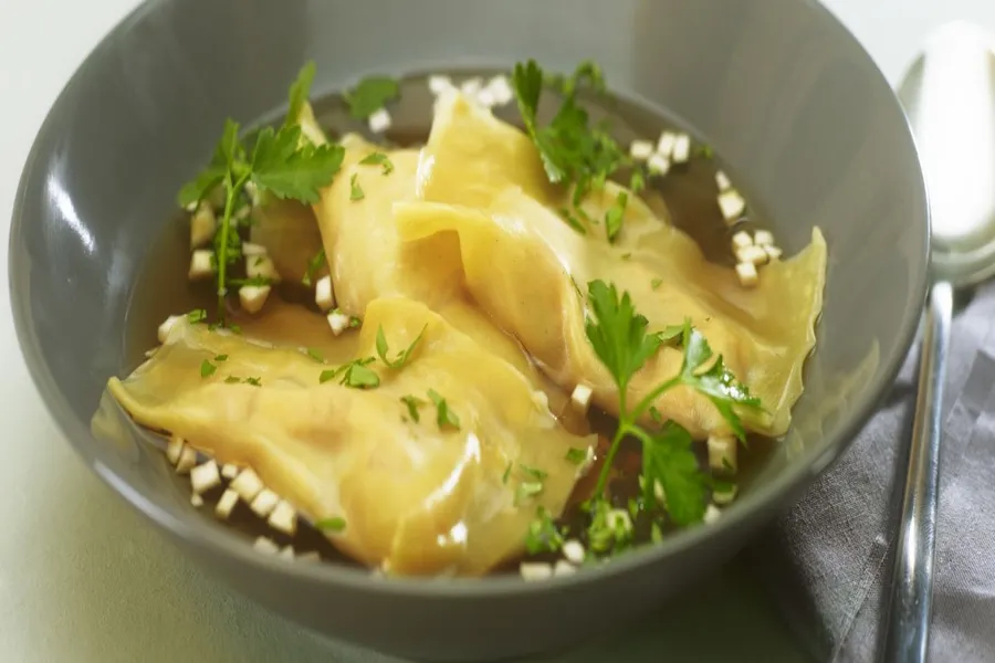 Ravioles de foie gras de canard en consommé de légumes