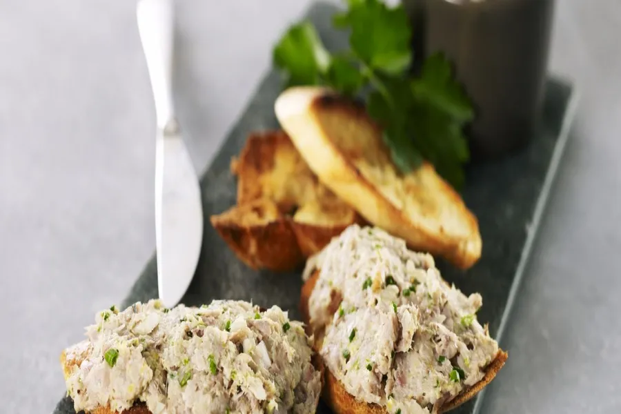 Rillettes de maquereaux au gingembre et herbes fraîches, salade de mesclun