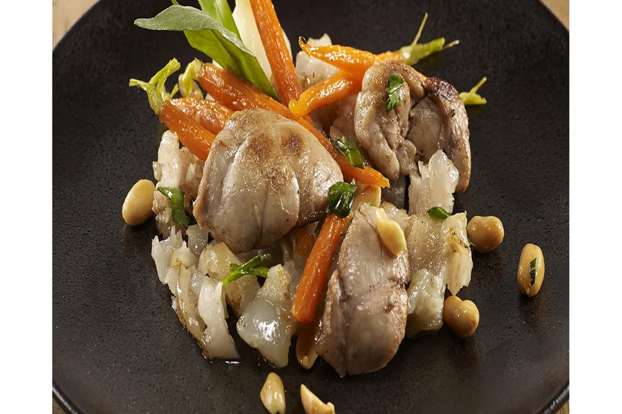 Ris de veau rôti en simplicité de pied de veau braisé, infusion de cacahuètes torréfiées et estragon