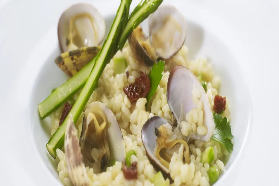Risotto aux palourdes, petits pois et asperge verte