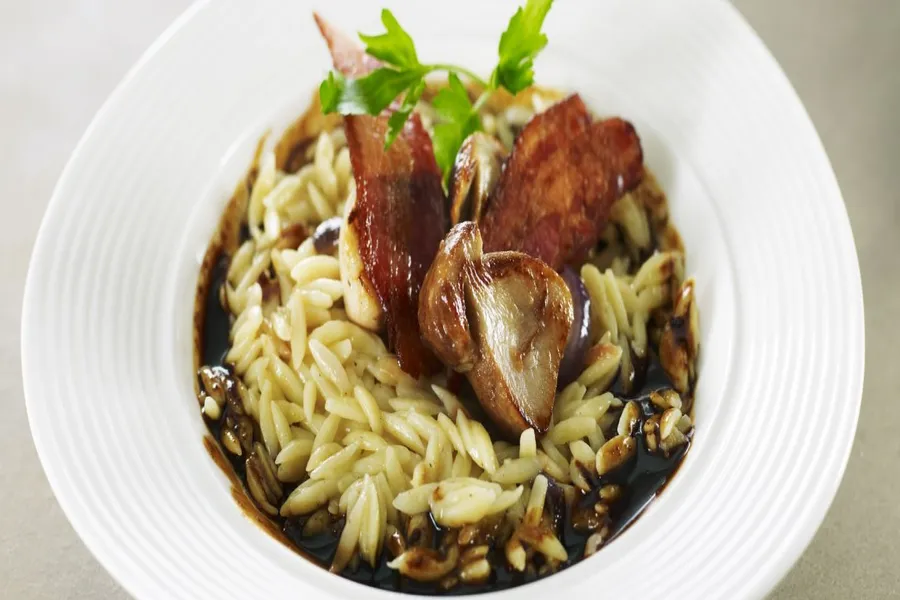 Risotto de langues d'oiseaux aux cèpes du pays, lard croustillant