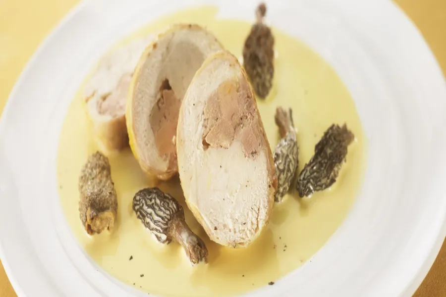 Rouelle de poulet fermier au vin jaune et morilles