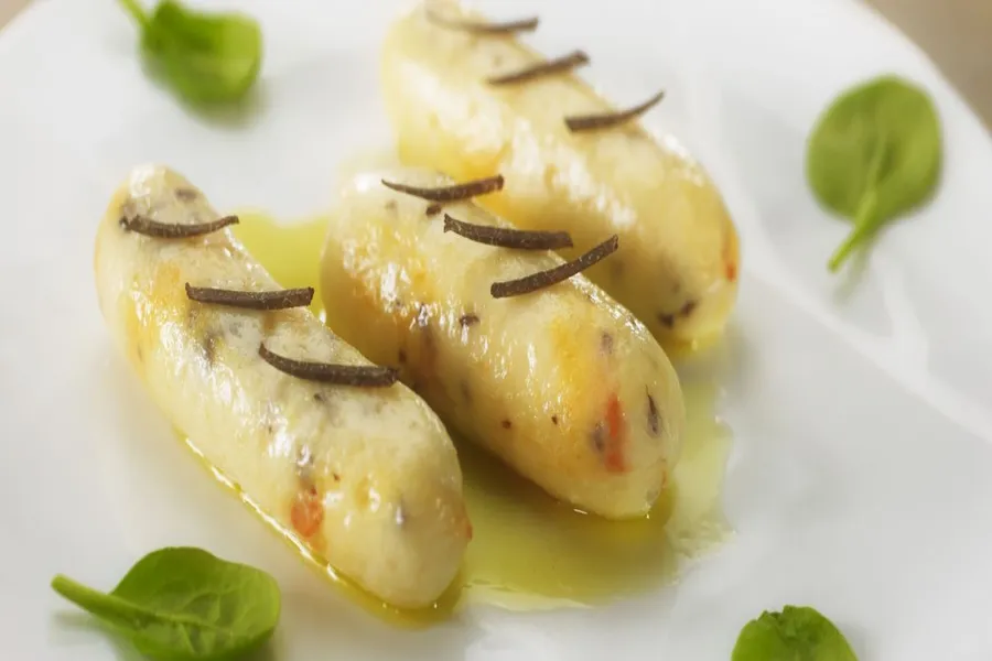 Saint-jacques en petits boudins légèrement truffés, sauce truffe