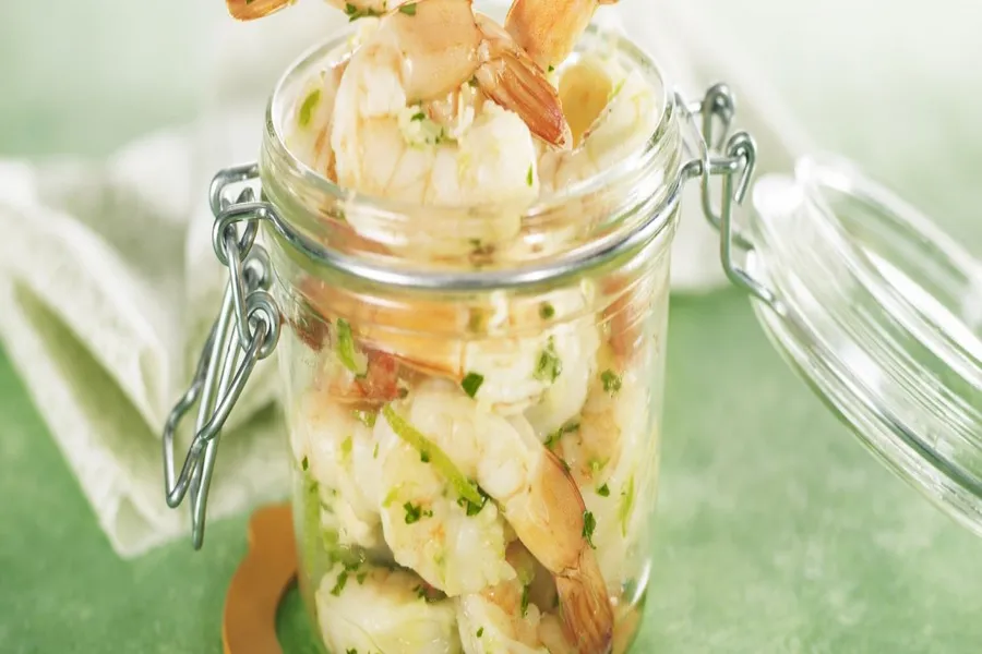 Salade acidulée de crevettes à la pomme et aux radis