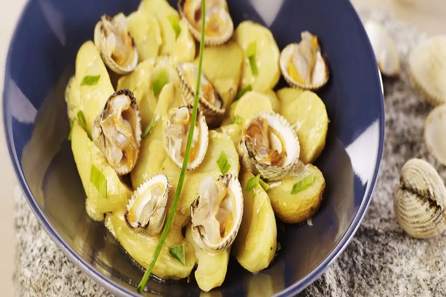 Salade de coques et de pommes grenailles