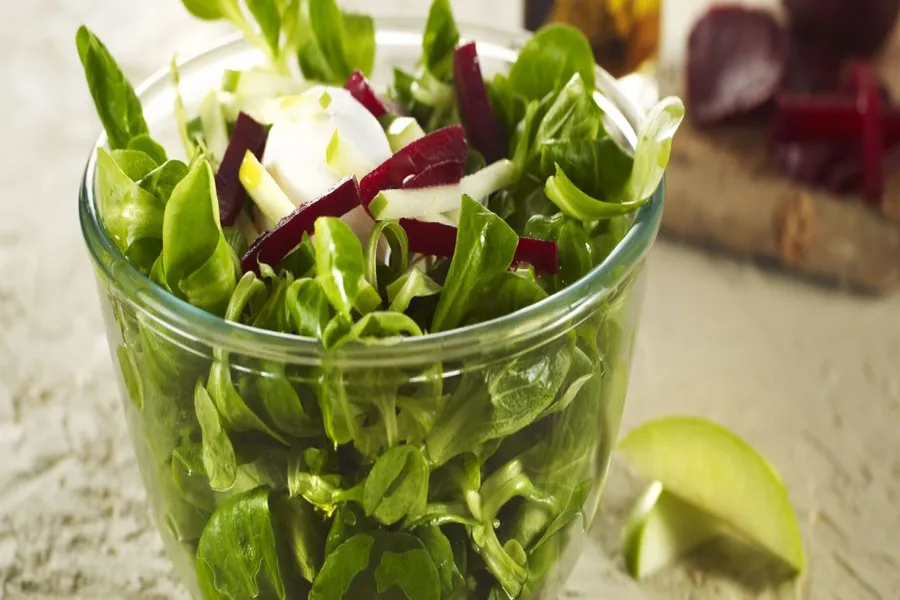 Salade de mâche, betterave et pomme, œuf poché