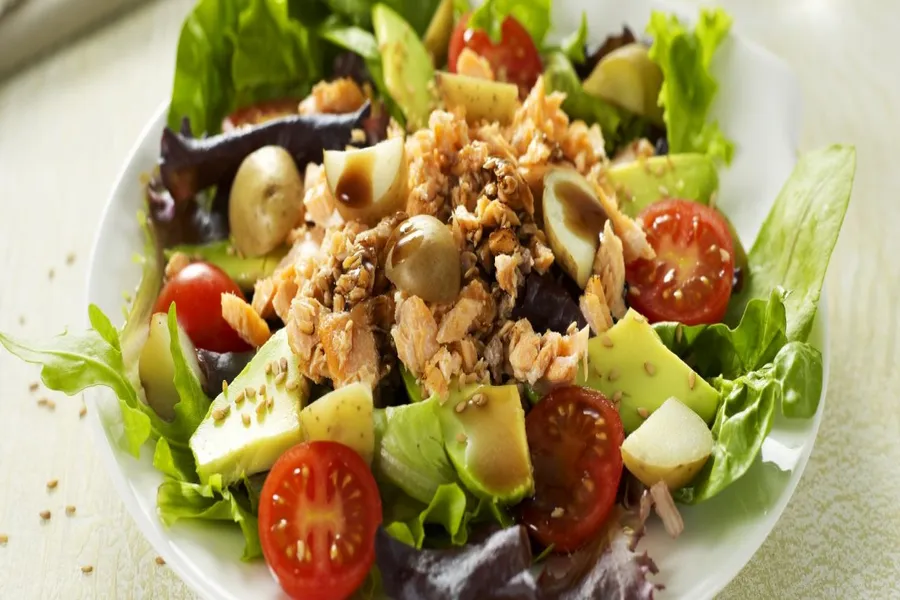 Salade de pommes de terre au saumon et à l'avocat