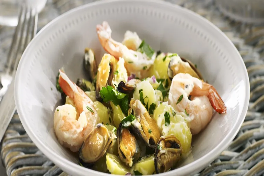 Salade de pommes de terre, moules et crevettes