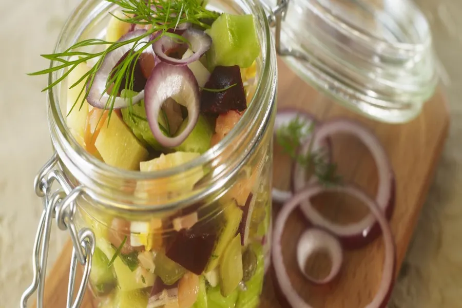 Salade russe de crudités et saumon fumé