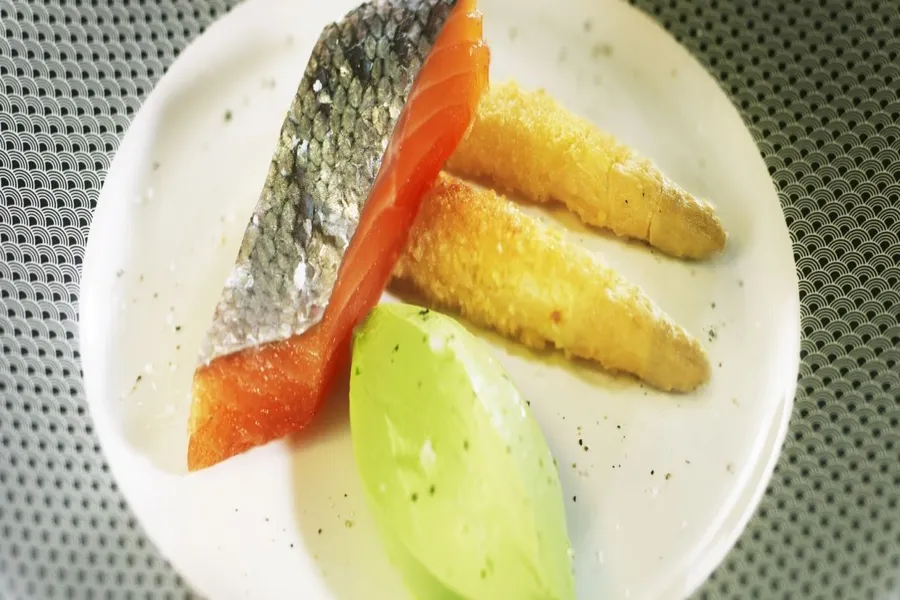 Saumon mariné, asperges blanches d'alsace panées, crème glacée aux herbes