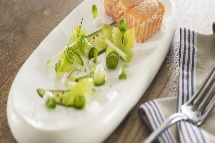 Saumon mi-cuit, concombre au vinaigre de riz et faisselle rians au sésame grillé