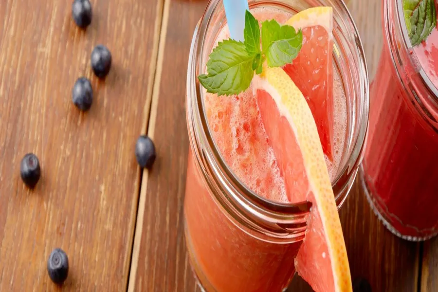 Smoothie fraises, pamplemousse, myrtilles