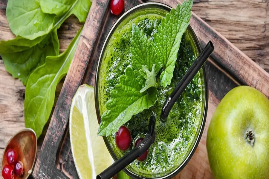 Smoothie vert aux feuilles d'épinard, menthe, pomme et groseille