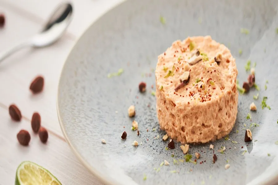 Soufflé au corail « sans cuisson », crémeux de panais à la vanille et noisettes