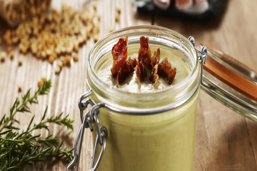Soupe de pois cassés, laitue et bacon croustillant