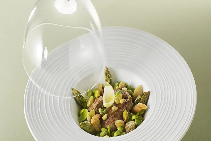 Tajine d'agneau à l'huile d'argan, étuvée d'asperges et fèves à la menthe et à la coriandre
