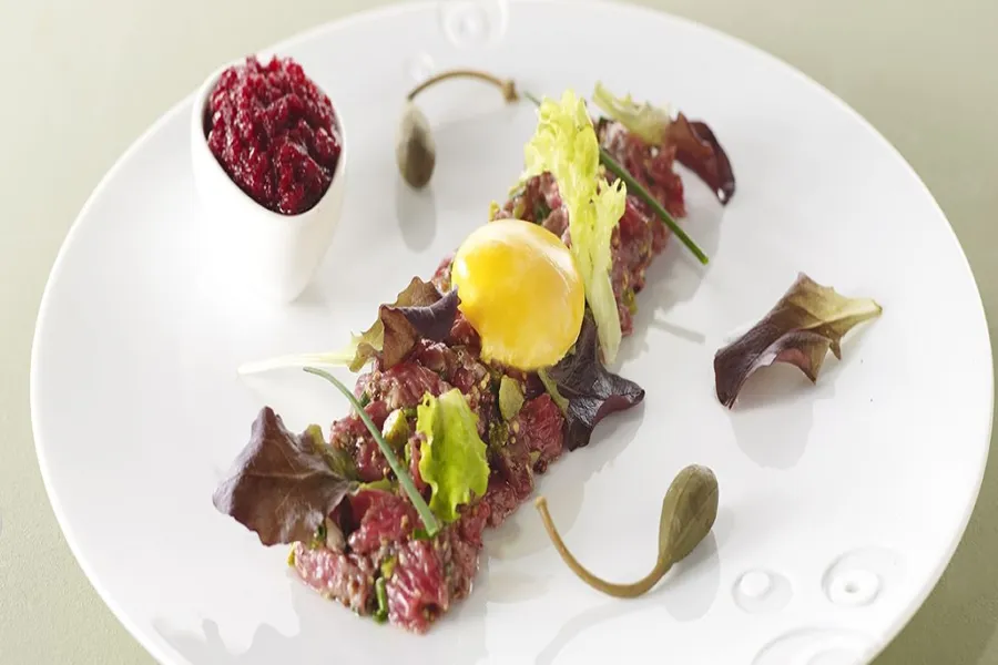 Tartare de bœuf rubia gellega, ketchup de betterave, câpres à queue, pousses de betterave