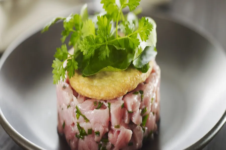 Tartare de veau à l'huile de noisette et streusel au parmesan