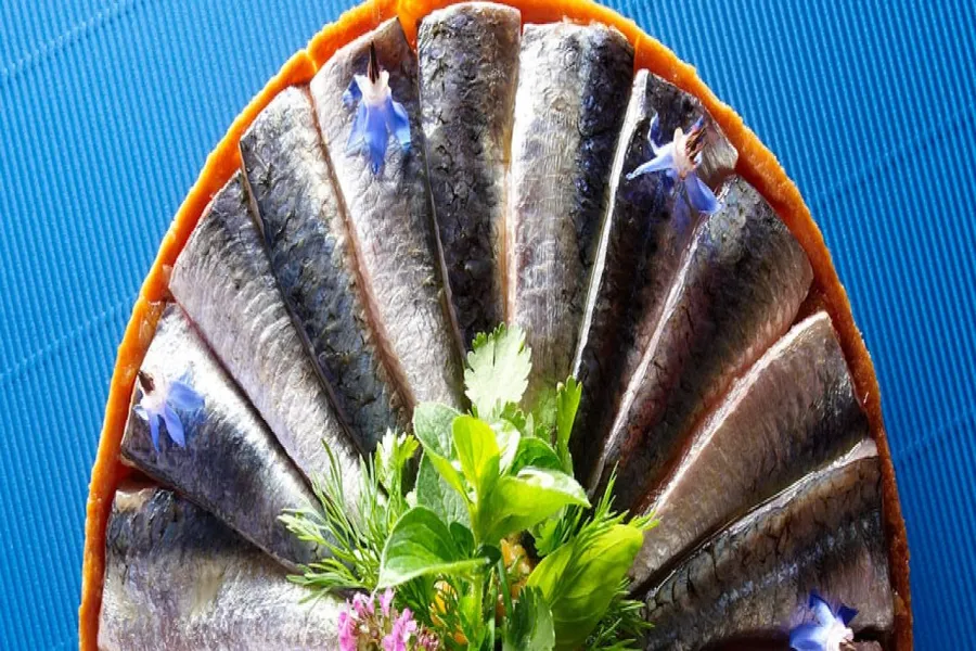 Tarte fine de petites sardines marinées, confiture d'oignons et tomates au vinaigre de mangue