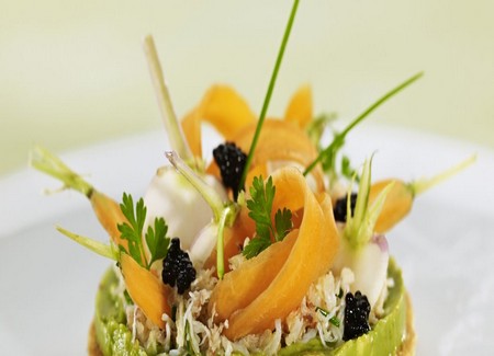 Tarte fine de chair d'araignée aux grains de caviar oscietre, copeaux de légumes fanes