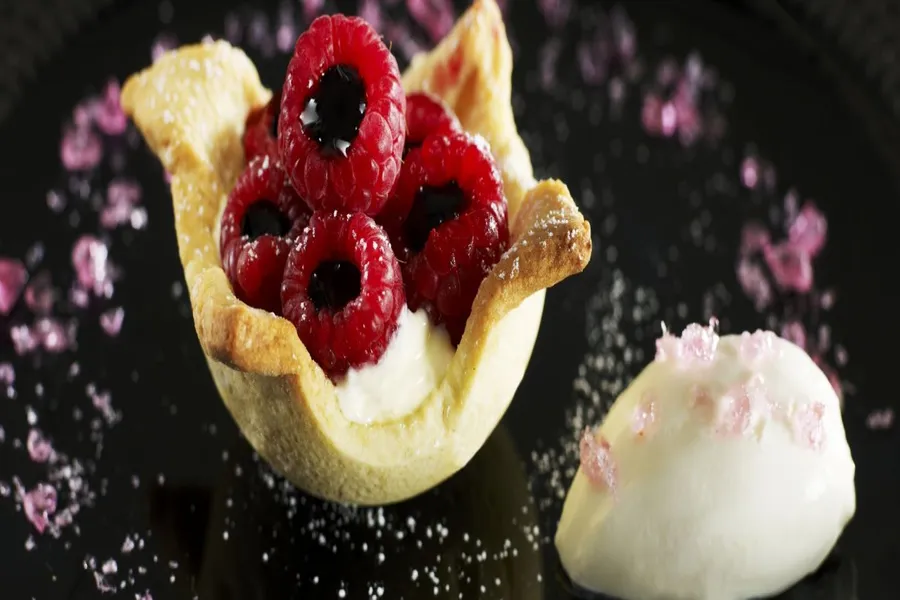 Tartelette framboise poivron rouge, glace au chèvre chevenet