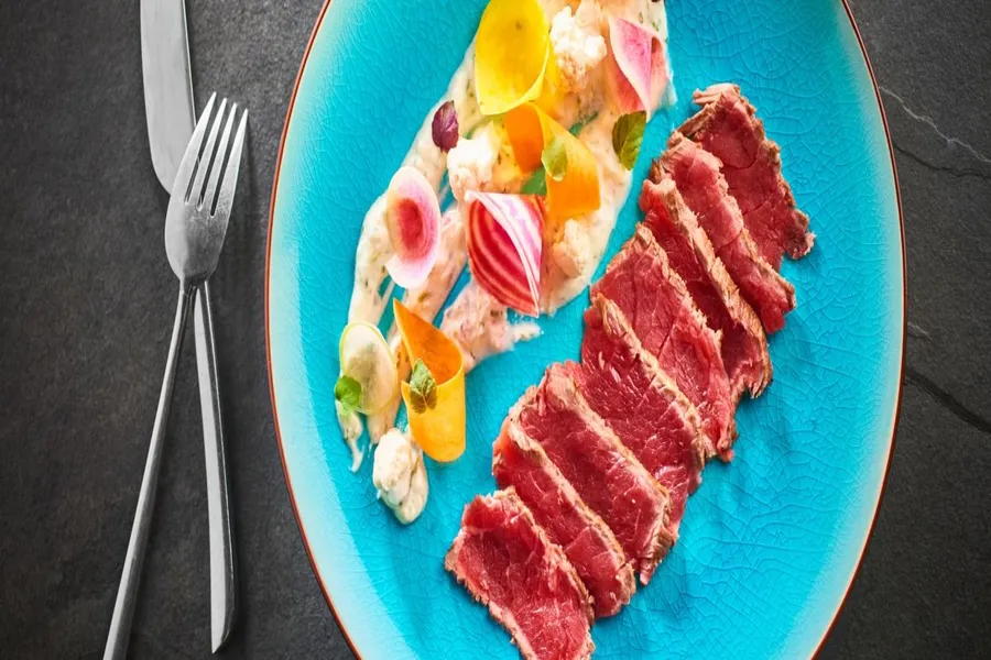 Tataki de bœuf, cervelle de canut au citron vert et wasabi, légumes croquants