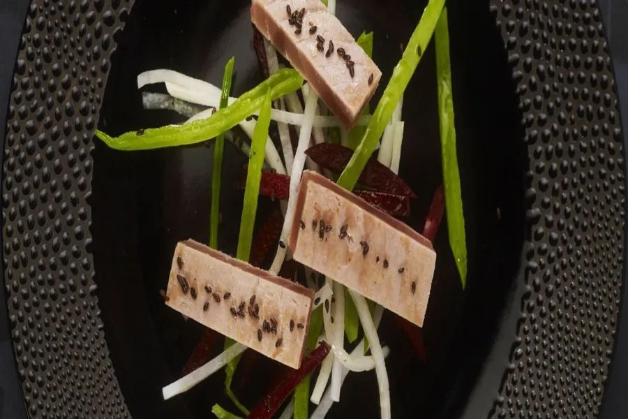 Tataki de bonite aux légumes croquants, huile de sésame
