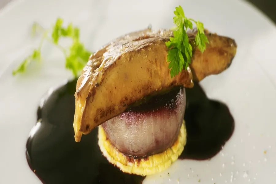 Tatin d'oignons doux, escalope de foie gras poêlé, sauce au vin rouge