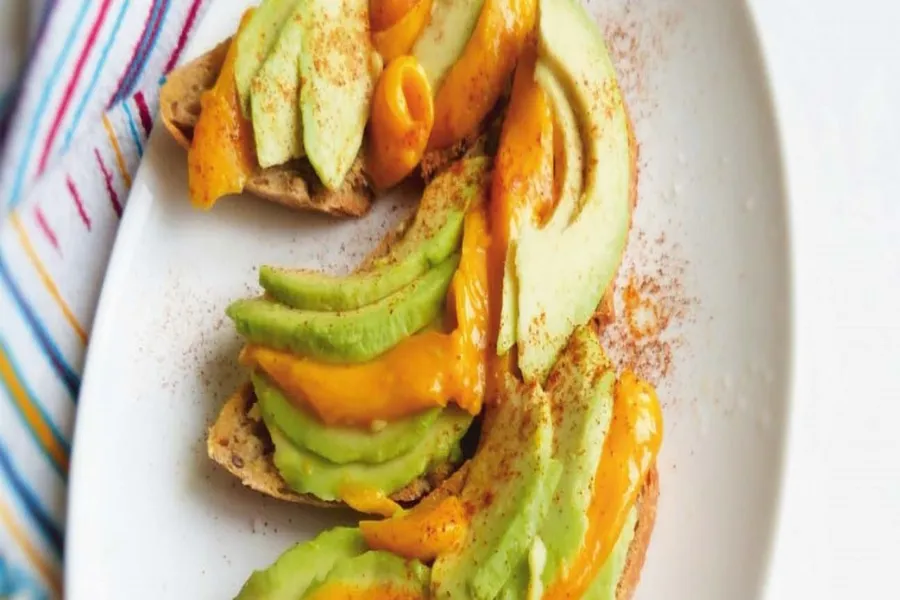 Toasts à l'avocat et à la mangue