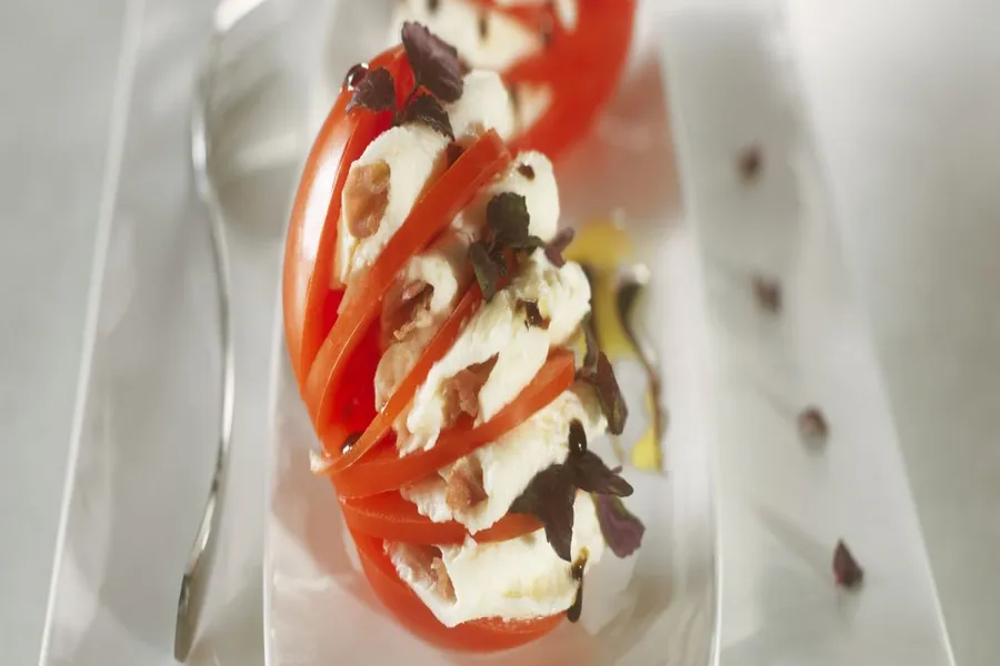 Tomate-mozzarella au basilic pourpre