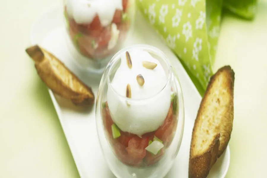 Tomates mozz'air, pistou et pain grillé