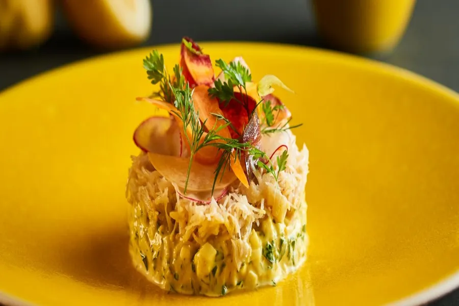 Tourteau acidulé au yuzu, rémoulade de céleri au curry, composition de légumes printanière, œufs de harengs fumés