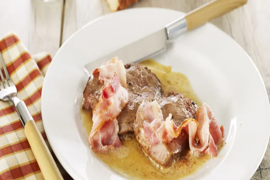 Tranche de foie de veau poêlée au lard fumé