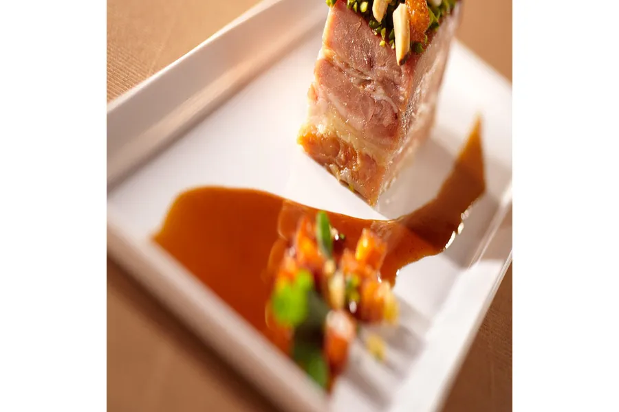 Travers de cochon fermier du cantal, sauce aigre-douce aux poivres de sichuan