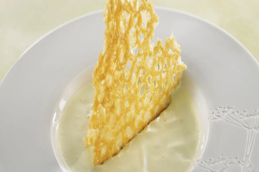 Velouté d'artichauts au vin blanc et chips au parmesan