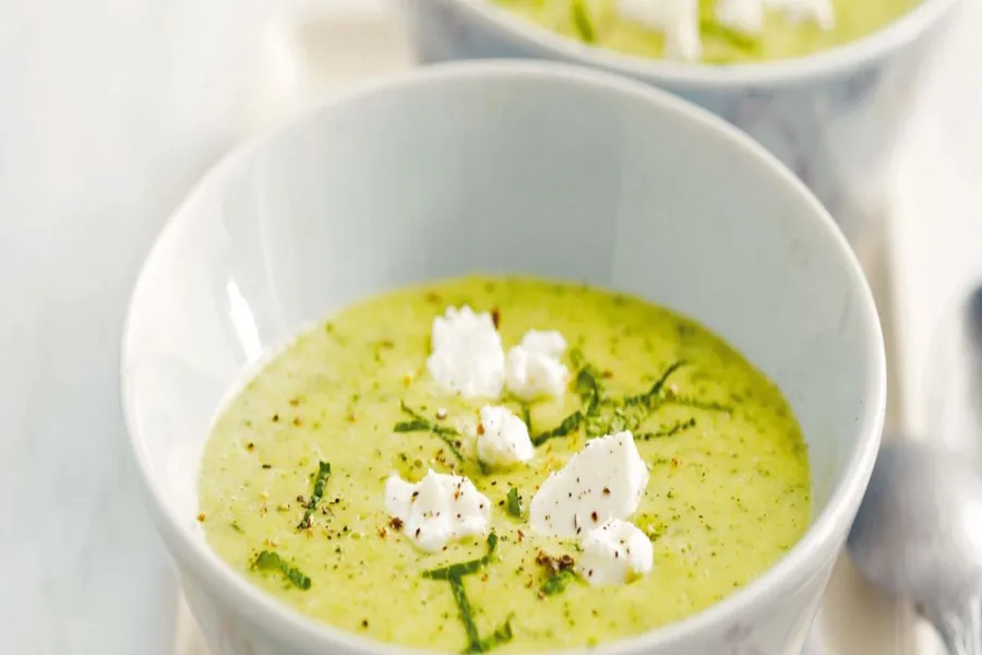 Velouté glacé de courgettes au chèvre frais et à la menthe