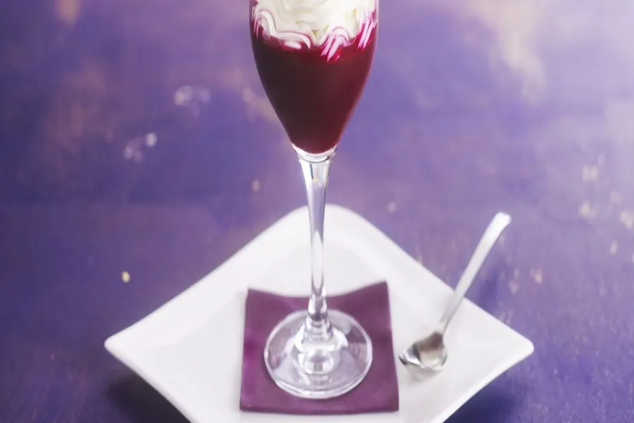 Verrine betterave / framboise, et sa mousse de chèvre au géranium