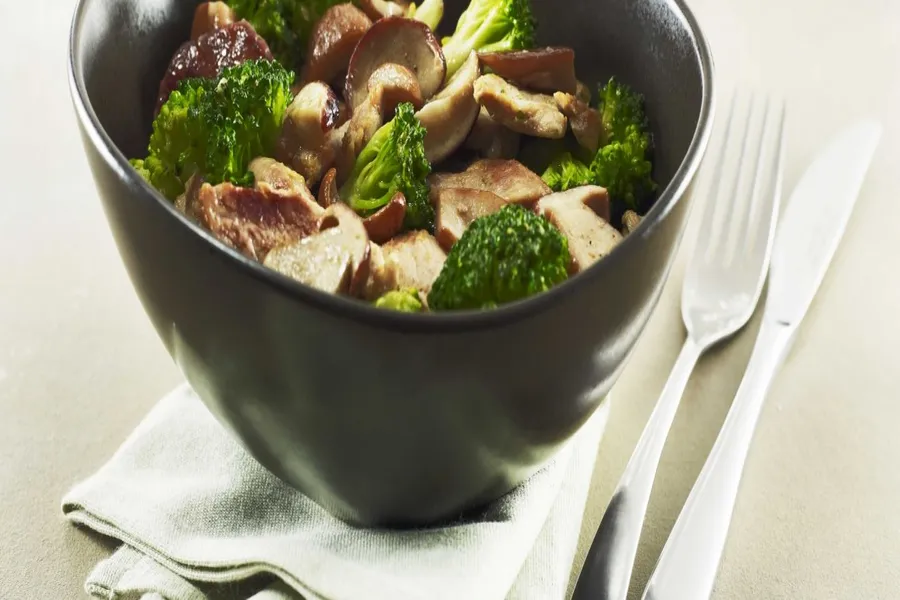 Wok de porc sauté aux brocolis et champignons