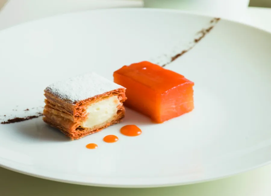 Pommes confites, feuilletage à la crème