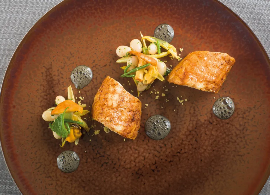 Lotte, bouillon de langoustines à l’encre de seiche