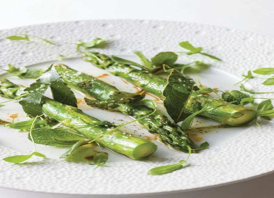 Asperges vertes baguées au laurier, menthe