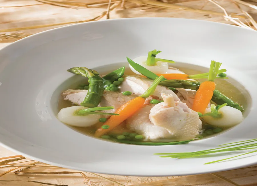 La poule dans son bouillon printanier à la citronnelle