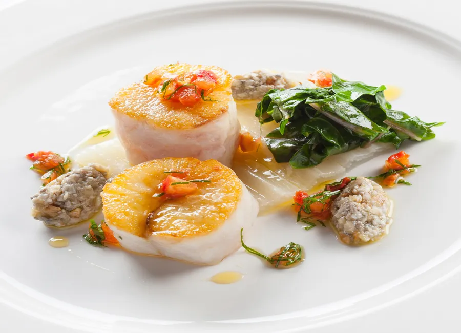 Dos de cabillaud doré, blancs et verts de blette aux anchois