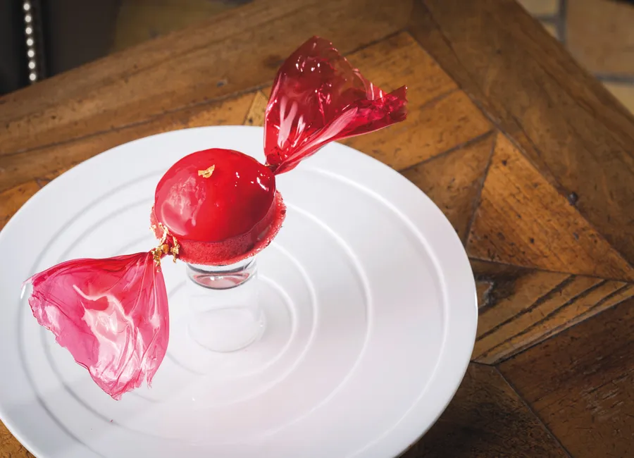 Délicieux bonbon aux pralines roses, parfait glacé au yaourt